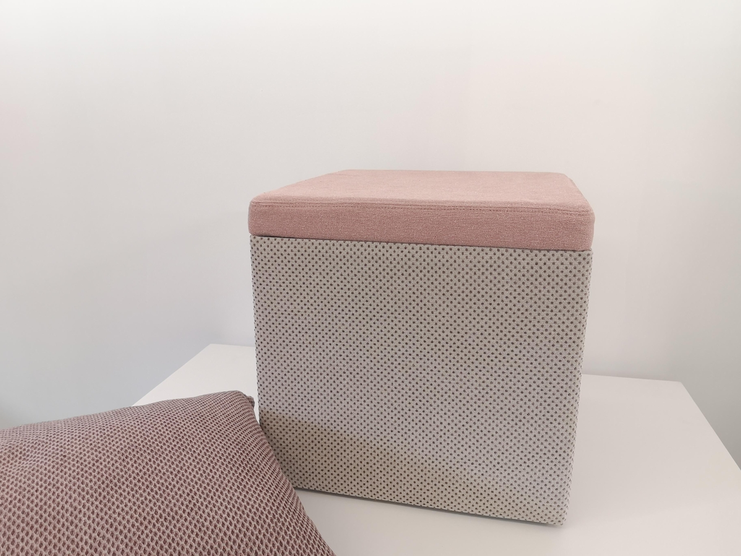 Olivae poef vierkant met roze polka dots