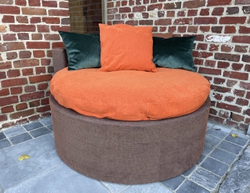 Brahm poef met oranje polka dots